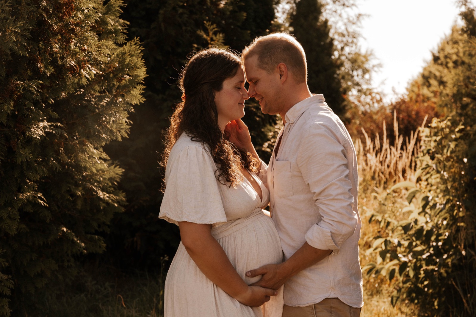 Babybauchshooting — werdende Mutter in entspannter Atmosphäre