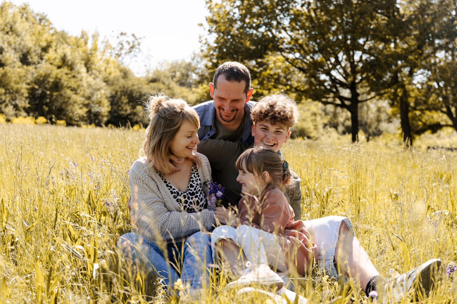 Familienshooting Outdoor — Mutter mit Kind umarmt im warmen Abendlicht